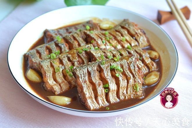 喉咙|鱼刺卡在喉咙里,喝醋不管用,教你1招,鱼刺自己顺下去,快学会