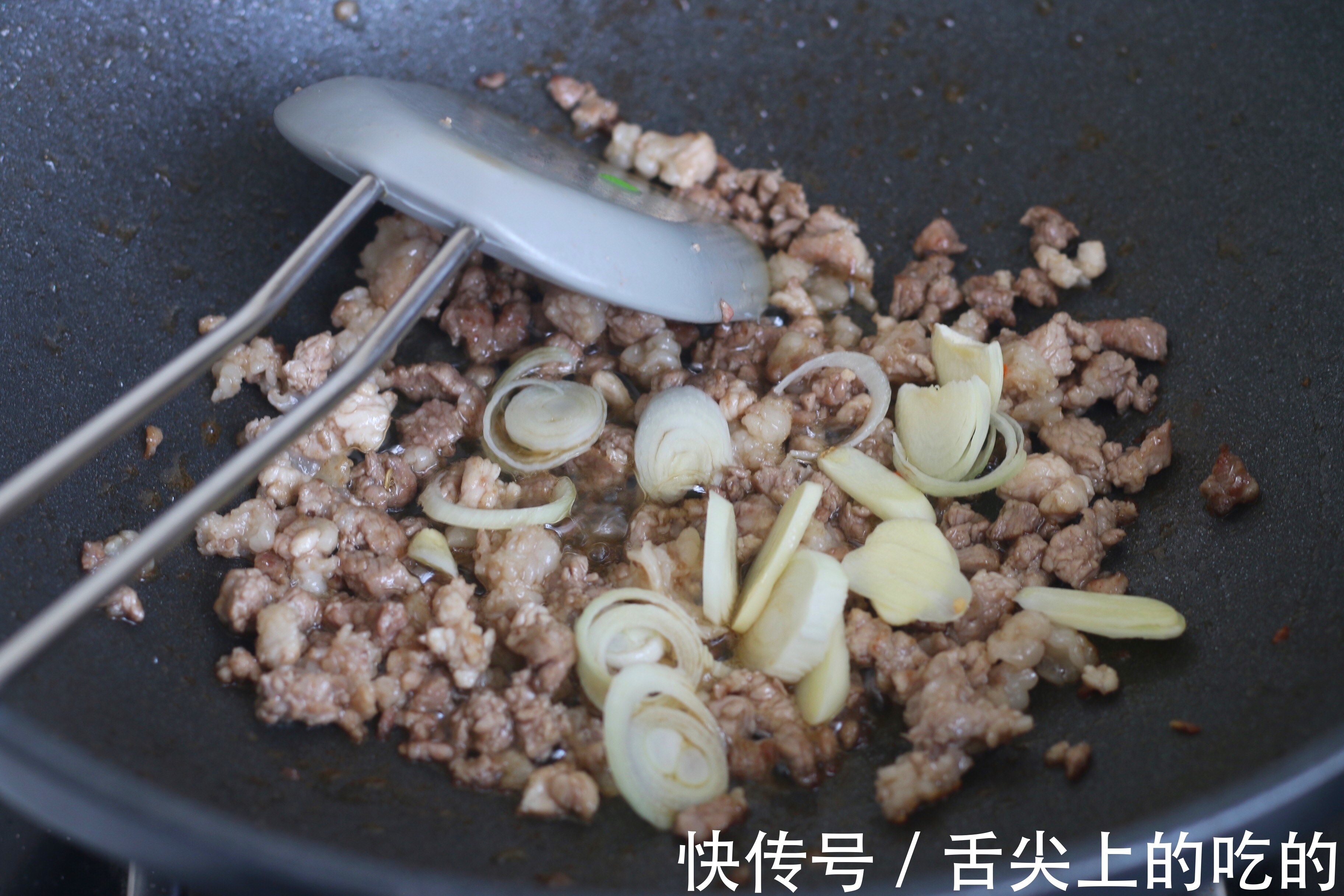 做肉末炒粉条,记住两个关键点,不管放多久,粉条都不粘不坨