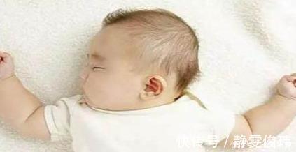 睡觉|刚出生的宝宝在睡觉时喜欢“投降”知道这些,宝妈就偷着乐吧