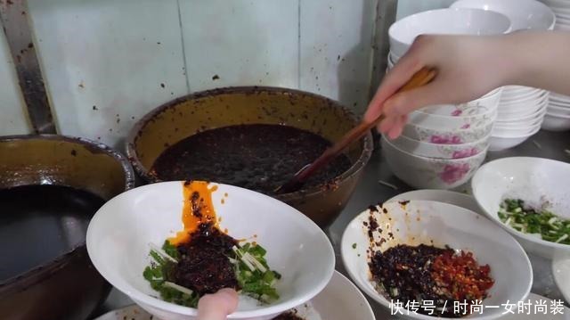 四十多年老面馆煮面用剩菜,天天都是顾客盈门,客人们纷纷夸赞他