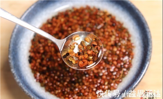 花椒油不要马上下锅炸，大厨教你一招，又香又麻，比卖的还好吃