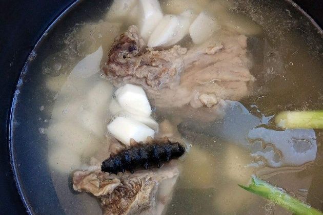 骨头汤|骨头汤怎么炖都不白?大厨指出原因,用水不正确,时间再长也白炖