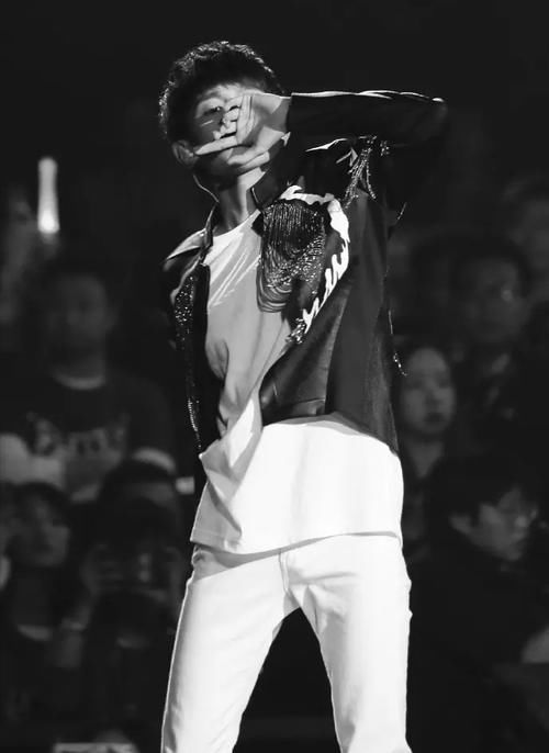 王源新歌首发,录制快本被何炅禁言?奶凶奶凶的表情萌翻了!