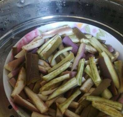 鲜嫩|做蒸茄子,直接上锅蒸就错了,多加这1步,茄子不发黑更鲜嫩