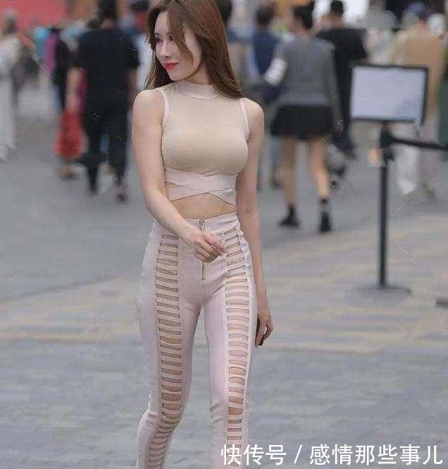 下半身 黑色小脚裤搭配黑色紧身上衣,虽然很常见,却能够凸显气质!