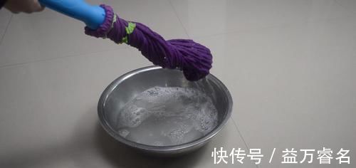 清水拖地等于白拖, 家庭阿姨教我一秘招, 地板光亮如新不留灰