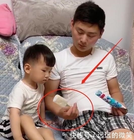宠娃|宝宝哭闹要吃冰棍,爸爸想了个妙招来宠娃,网友:爸爸的套路深