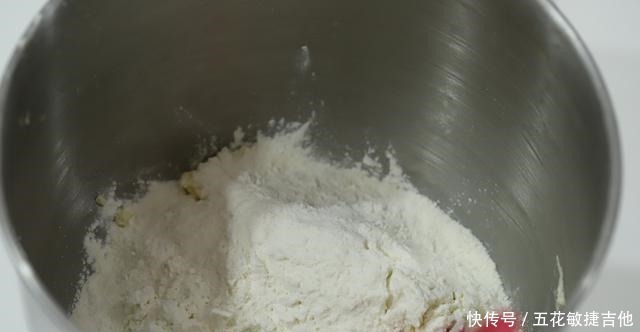 不仅食材要好,还要讲究黄油打发的技巧,才可以做出好吃的曲奇来!