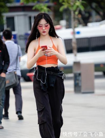 穿搭|苗条身材小姐姐,一身搭配超“减龄”,卡通图案背心更显可爱