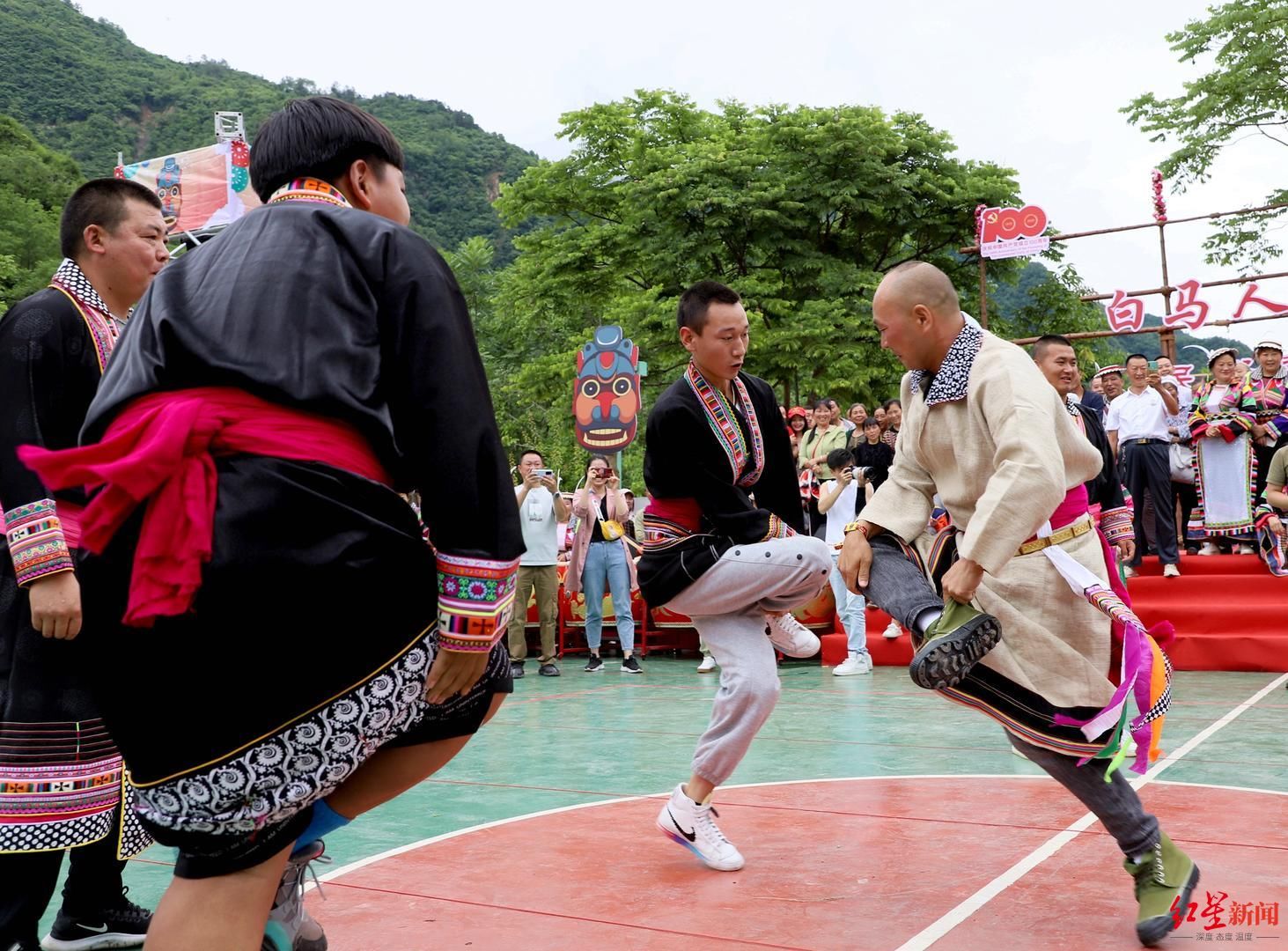 铁环|押加、背水、斗鸡、滚铁环……四川平武“圪答圆舞节”再现白马传统民俗