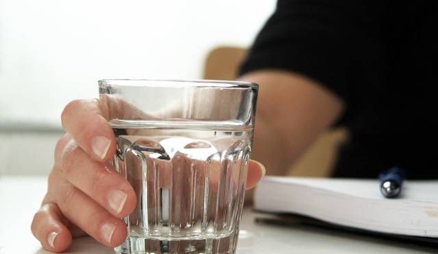 危害|给孩子乱喝水危害很大,三种水一口也别喝,家长可不要犯傻