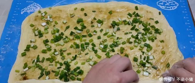 以后面粉就这样做,撒1把葱花,比鸡蛋饼还好吃,学会自己当老板