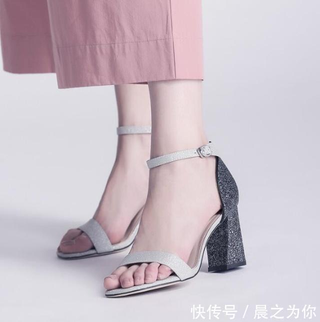 灵动 简约的一字带凉鞋,性感露趾的鞋型,散发灵动浪漫气质