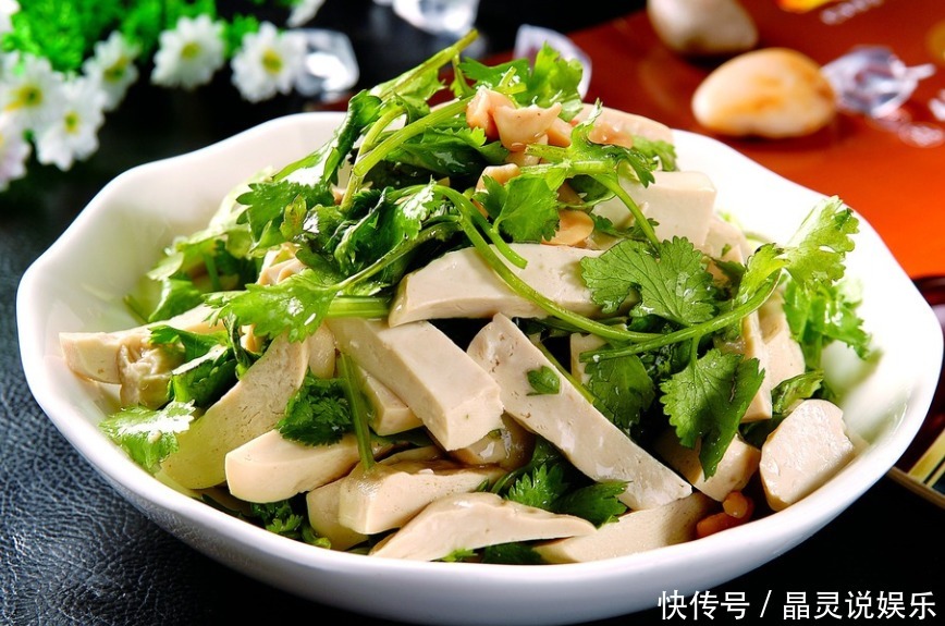 阳台上|不用种子,切下的菜根放盆里,阳台长满小绿苗!