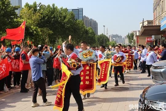 救援队|惜别离｜郑州未来路街道居民夹道欢送北京电力救援队