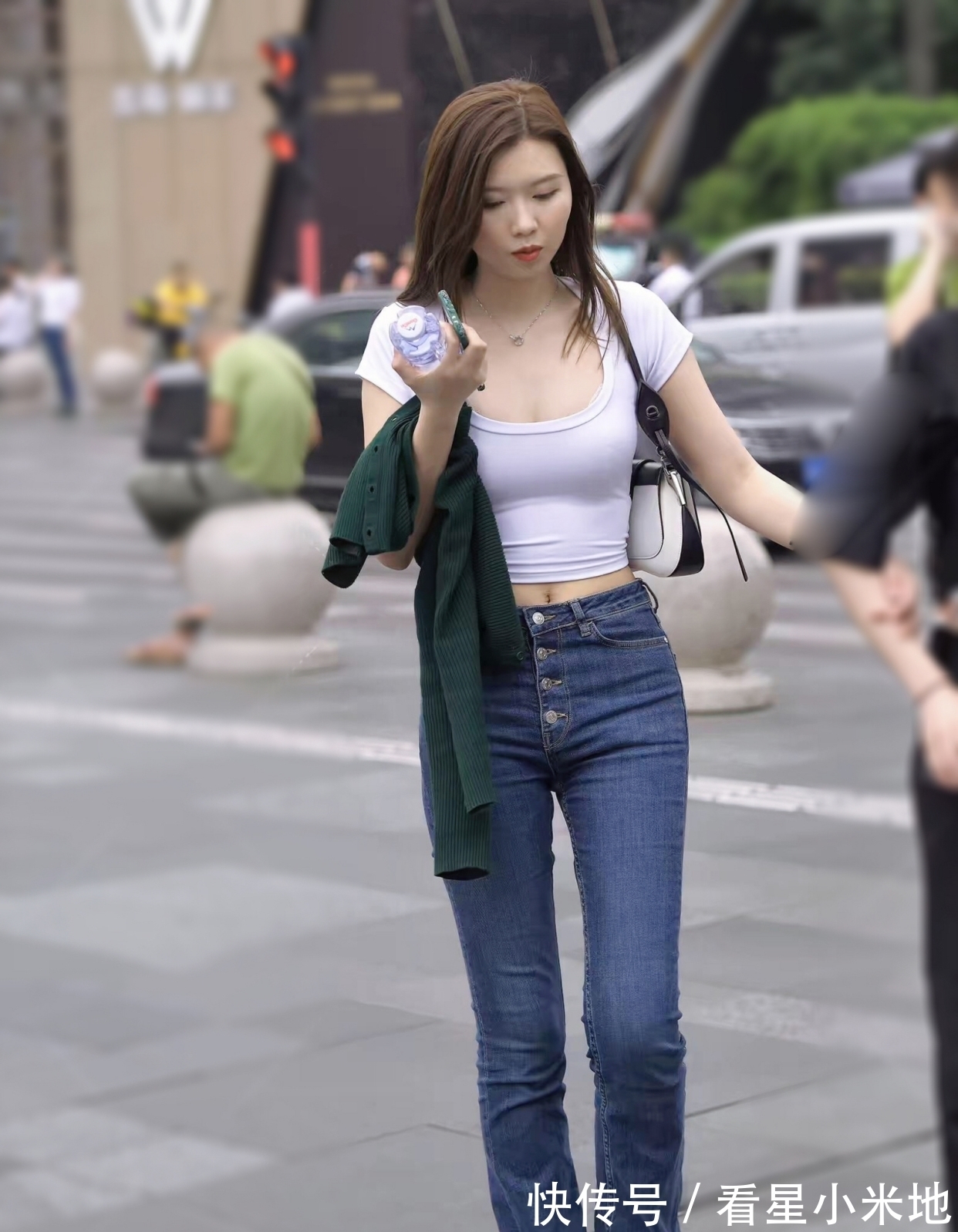 百搭 牛仔裤更显优雅气质，塑造美丽形象