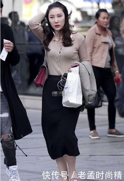 简洁|街拍:卡其色针织衬衣搭配黑色七分裙, 简洁大气, 女人味十足