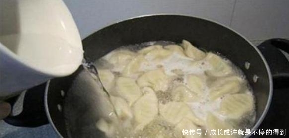 煮冻饺子,不要等到水开才下锅,做好“3步”,饺子不破皮口感好