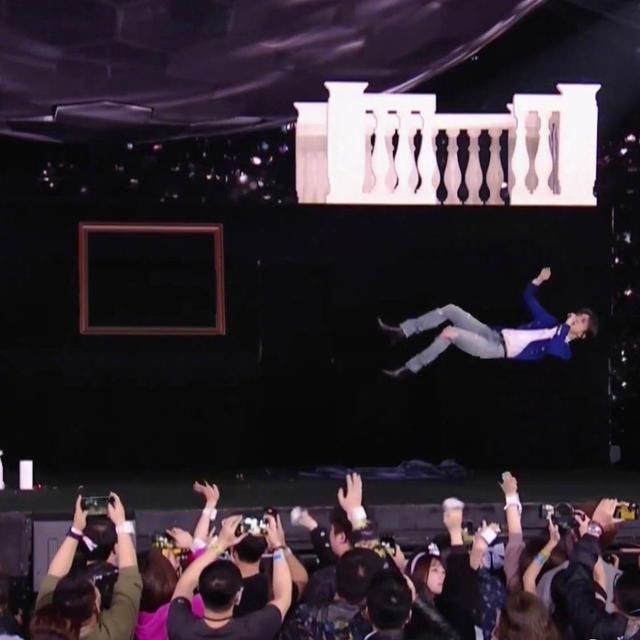 6台跨年名场面：主持人翻车、唱歌跑调，周深邓丽君跨时空同台