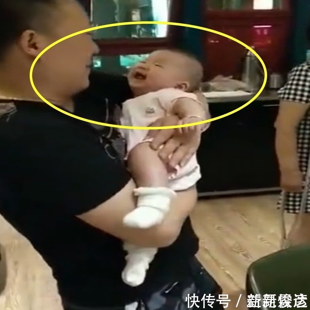 反应|舅舅第一次抱宝宝,宝宝的反应太出人意料,把全家人逗翻天了