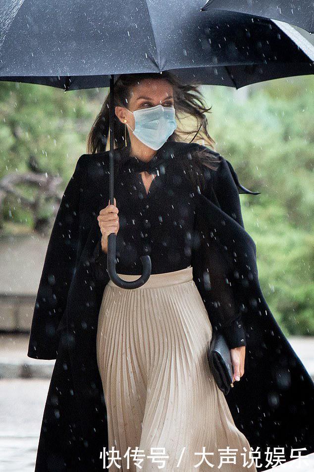 西班牙王后真会穿,乳白色“呢大衣”配红针织衫,美得高级又醒目