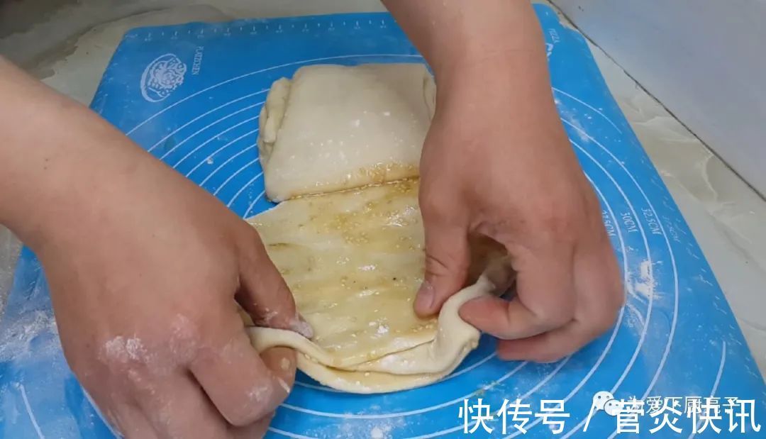 保鲜膜|在家自制烙饼做法,掌握佩服技巧,全家老少都爱吃,真的太好吃了