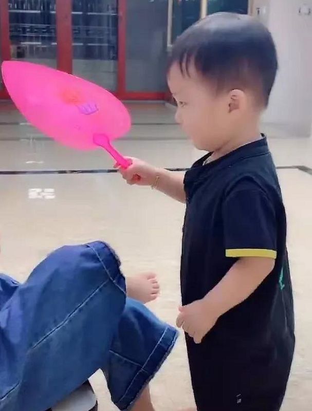 姐姐|“最怂弟弟”走红,二胎弟弟对姐姐言听计从,网友:同款弟弟