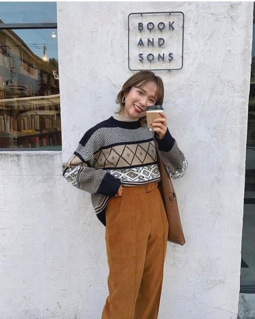 毛衣怎么穿才不显“平庸”？教你四个搭配公式，既时髦又实用