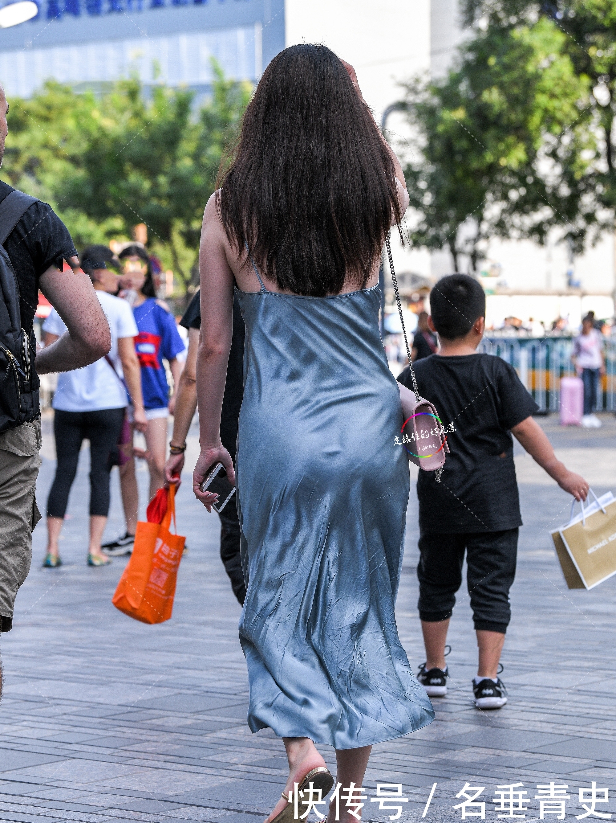 街拍:小姐姐身穿一件真丝吊带连衣裙,给人一种柔和而飘逸的感觉