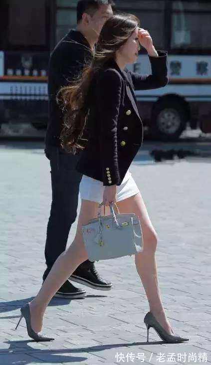 街拍|街拍：紧身包臀裙的辣妈，秀出大长腿