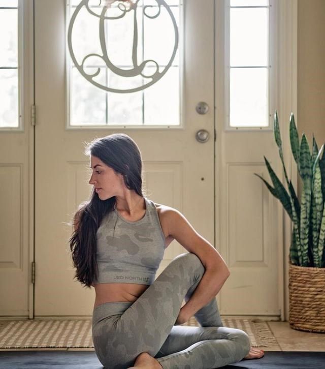 瑜伽|一天10分钟「瑜伽伸展」舒缓肌肉紧绷,视觉上显瘦3公斤!