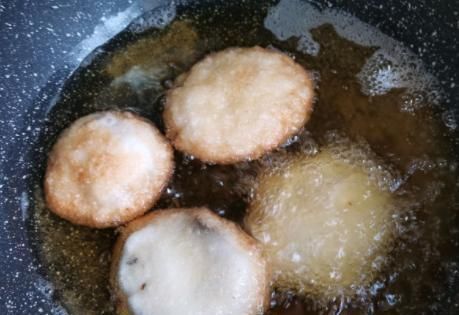 做油炸糕时,牢记3个小窍门,外酥里软个个鼓大泡,不油腻