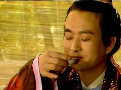 薛蟠|薛蟠挨打后,薛宝钗为何让母亲放过柳湘莲?有一个谁都不知道的秘密