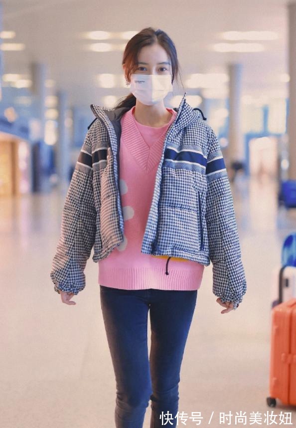 长靴 Angelababy也太瘦了吧!穿紧身牛仔裤满是皱褶,长靴也塞不满