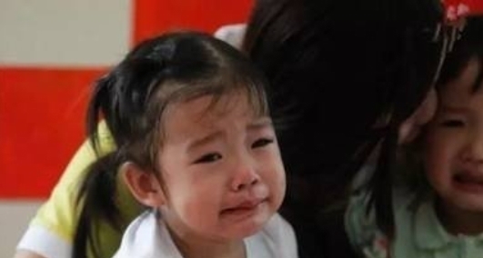 脱下|3岁女儿幼儿园回家后,总紧握裤子说不能尿尿,脱下裤子宝妈气哭