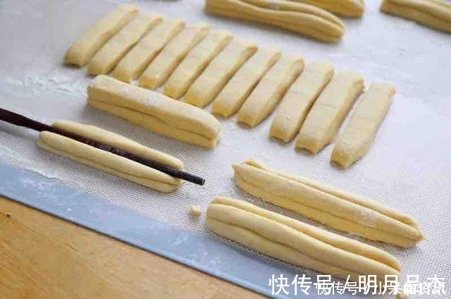 酵母|炸油条,用酵母发酵是错的,用它发酵,油条酥脆香软,上桌一扫光