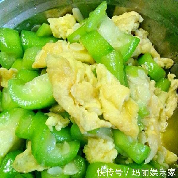 色斑|女性不妨多吃此菜,滋养子宫,呵护卵巢,色斑淡了,皮肤更细腻