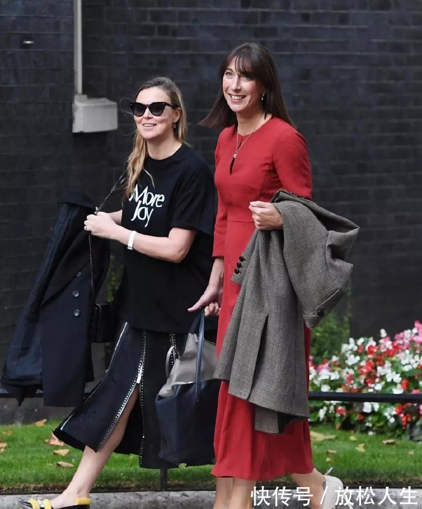 街拍|高跟鞋竟放“刷碗海绵”, 不磨脚只卖800英镑值吗!