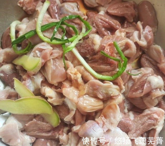 蒜薹炒鸡杂，下酒下饭棒极了！