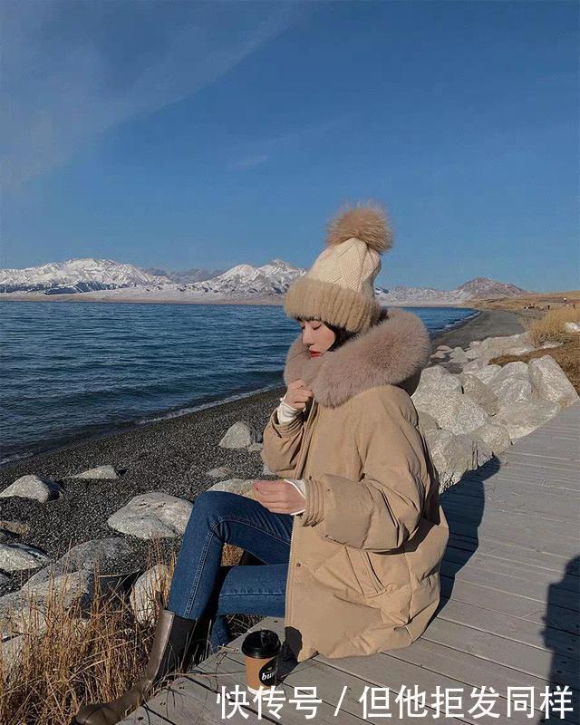 配对|别总穿黑色了,冬天流行的是“奶茶色”羽绒服,配对裤子更时髦!