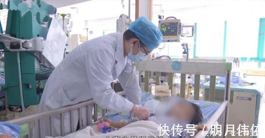 颜妈妈|2岁男童误食“巧克力”,双手发抖被送急救室,网友:不靠谱小姨
