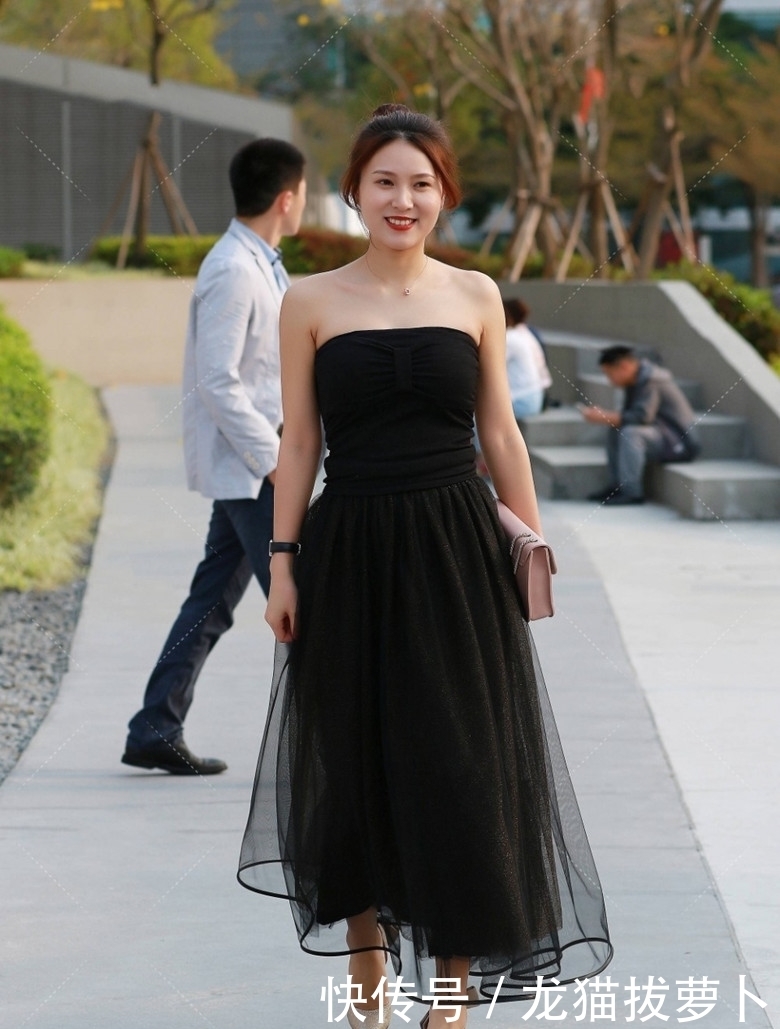 优雅|街拍:美女穿黑色纱裙,气质优雅迷人,回头率特别高