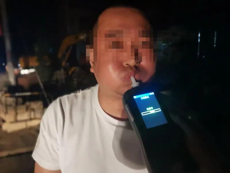 安溪|凌晨！安溪一男子醉驾撞坏路边车后竟躲到了草丛里……