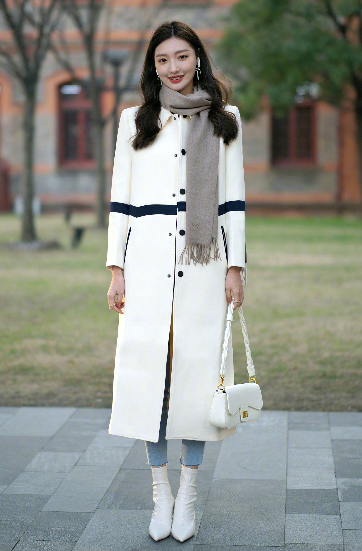 时尚：用短靴来搭配连衣裙，可以获得帅气与妩媚并存的效果