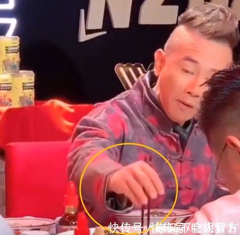 耳光|53岁陈小春被嘲没教养,宴席上乱翻菜,曾因喝粥被应采儿打耳光