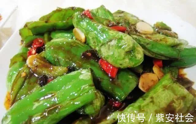 做虎皮青椒，不要直接用油炸多加这一步，个个起虎皮~