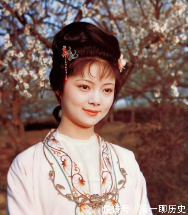 坟墓&穿了不该穿的衣服,写下不该写的诗,薛宝钗亲手为自己掘下坟墓