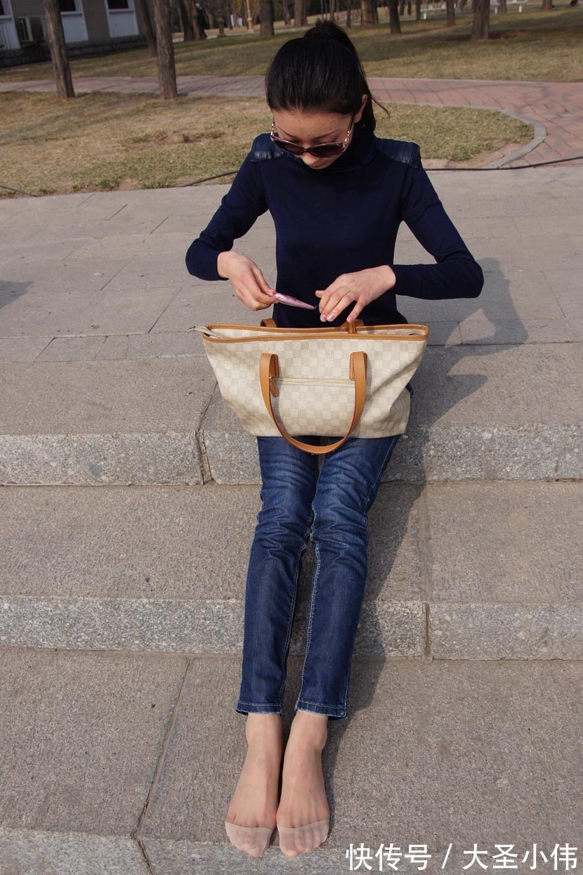 墨镜|美女街拍:墨镜牛仔裤美女