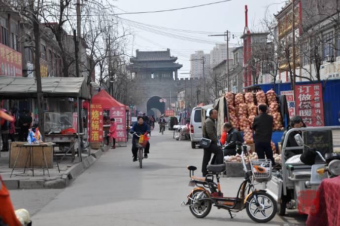 高大的城楼还有瓮城，穿城而过是热闹的集市，古城定州值得一去