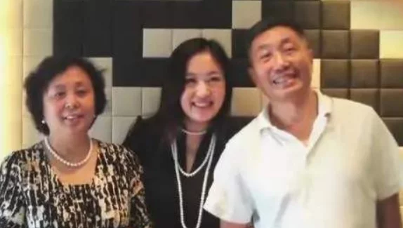 国家一级演员,娶4岁认识的姑娘,结婚38年零绯闻,女儿漂亮有才 国家一级演员,娶4岁认识的姑娘,结婚38年零绯闻,女儿漂亮有才